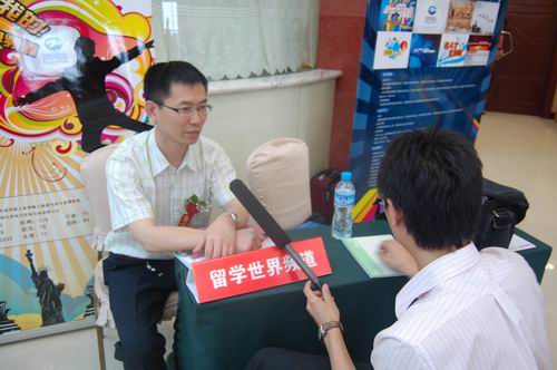 鑫泉出国接受《留学世界》记者专访 综述鑫泉出国品牌影响力