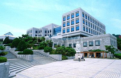 檀国大学现有汉城,天安,盆塘(京畿道)三个校区,主院区在汉城市龙山区