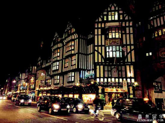 伦敦酒吧分布密集的区域，走几步就是一间酒吧，到了夜里，酒吧街灯红酒绿，热闹非凡。