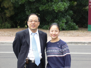公司总经理与外派留学生杨菲在卧龙岗大学