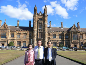 公司总经理与外派学生徐欢和刘杨（国际商务硕士）在悉尼大学