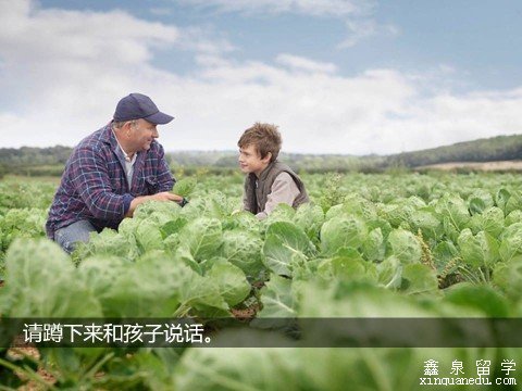 2、请蹲下来和孩子说话。