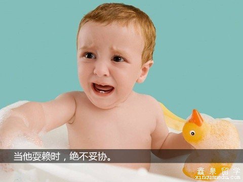 9、当他耍赖时，绝不妥协。绝对不能妥协，但是有老人的时候，就难办多了。一般如果只有我们三口在家，比较好办，因为思想比较统一，久了，孩子也知道没有意义了，就好办了。