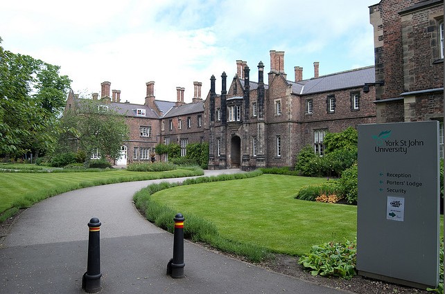 英国约克圣约翰大学本科入学要求