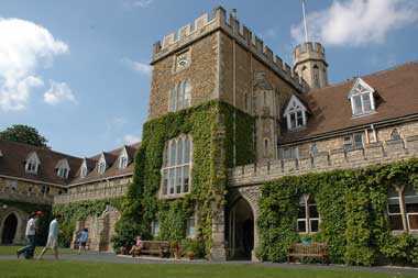英国格鲁斯特大学本科入学要求