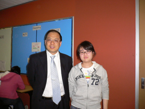 与外派学生邢泽文在泰勒学院合影